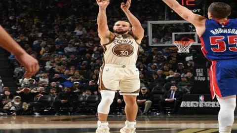 申花队内消息：路易斯赛后热情与队友交流互动